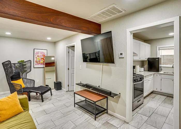 Explore La & Long Beach: Compton Condo W/ Patio